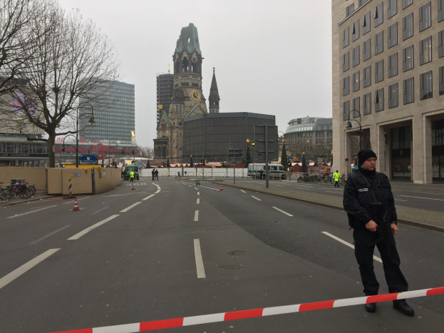 POL-D: Altstadt/Zentrum - Mann im Polizei-T-Shirt beleidigt Polizisten - Mehrere Anklagepunkte