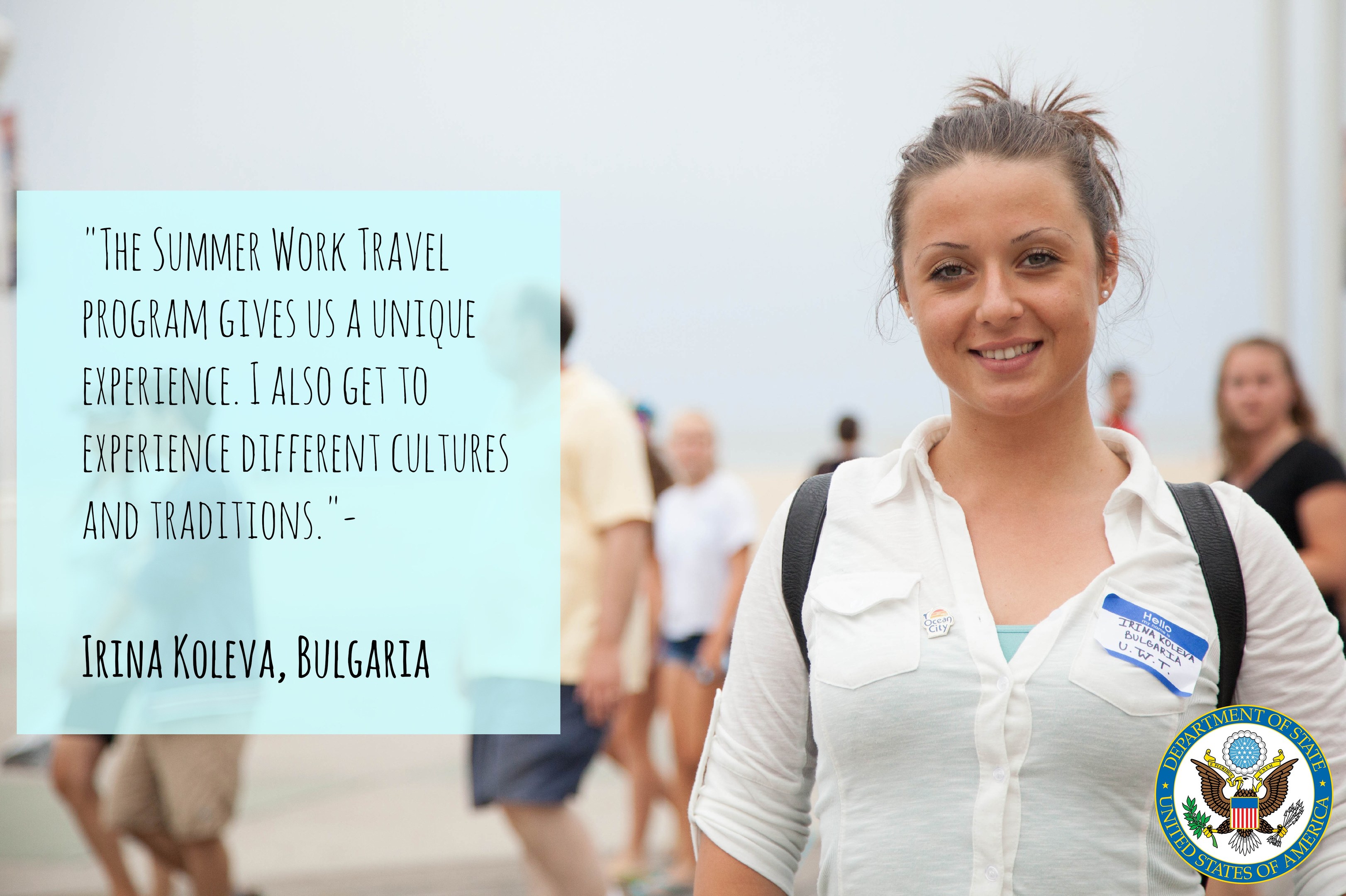 Eine Frau mit einer Tasche lächelt umgeben von einer Gruppe von Menschen, die gehen, mit Text auf der linken Seite, der über das Sommerarbeitspraktikumsprogramm und Irina Kolevas Zitat spricht.