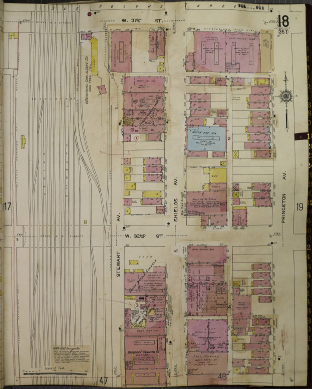 Offenes Buch zeigt detaillierte Stadtkarte mit Straßen, Gebäuden und Sehenswürdigkeiten, wahrscheinlich als umfassender Gebietsplan.