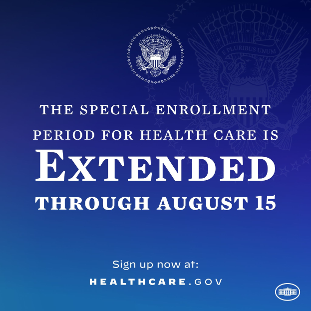 Plakat mit Text und Logo, das "Die Sonderanmeldefrist für die Gesundheitsversorgung ist bis zum 15. August verlängert." zeigt.