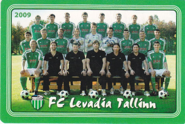 Ein Plakat der FC Levadia Tallinn-Mannschaft mit einer Gruppe von Menschen im Vordergrund, Fußball auf dem Boden und einem Hintergrund aus Bäumen und einem klaren blauen Himmel, mit Text und Logo unten.