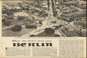 Alte Zeitung mit Schwarz-Weiß-Fotografie einer Stadtlandschaft mit Gebäuden, Bäumen und Fahrzeugen.