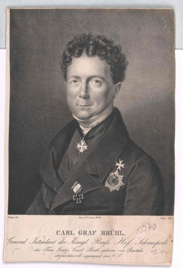Ein Schwarz-Weiß-Porträt von Carl Graf Bruhl, einem General des Deutschen Reichs, in einem medalienbesetzten Mantel, mit einem texttragenden Papier unten.