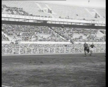 Schwarzes und weißes Foto eines Fußballspiels in einem Stadion, mit Spielern auf dem Feld und Zuschauern in den Rängen, beschriftet mit "1961-1962 Niederländische Fußball-Meisterschaftsfinale".