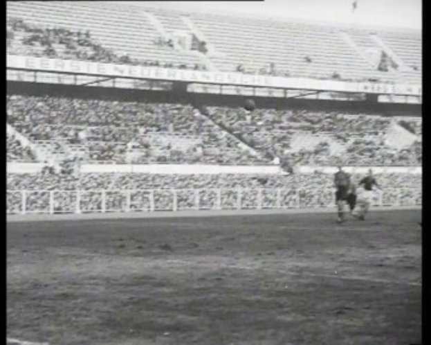Schwarzes und weißes Foto eines Fußballspiels in einem Stadion, mit Spielern auf dem Feld und Zuschauern in den Rängen, beschriftet mit "1961-1962 Niederländische Fußball-Meisterschaftsfinale".