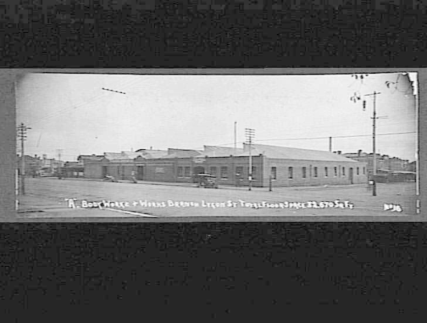 Schwarzes und weißes Foto einer Stadtstraße mit Gebäuden, Strommasten, Kabeln, Fahrzeugen und Himmel, mit dem Text 'Book House and Works, Bergen, Oregon' unten.