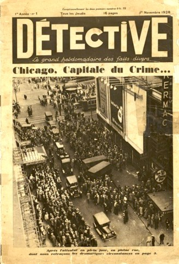 Schwarz-weiß-Fotografie einer alten Zeitung mit der Schlagzeile "Detective, Chicago, Capital du Crime" mit einem Bild einer Menschenmenge auf einer Straße mit Gebäuden im Hintergrund.