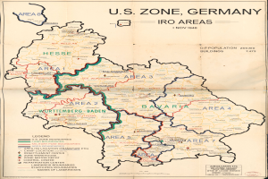 Eine detaillierte Karte der US-Zone in Deutschland während des Zweiten Weltkriegs, die Städte, Dörfer und geografische Merkmale in verschiedenen Blautönen, Grüntönen, Gelbtönen und Rottönen zeigt, mit fettem, zentriertem Text.