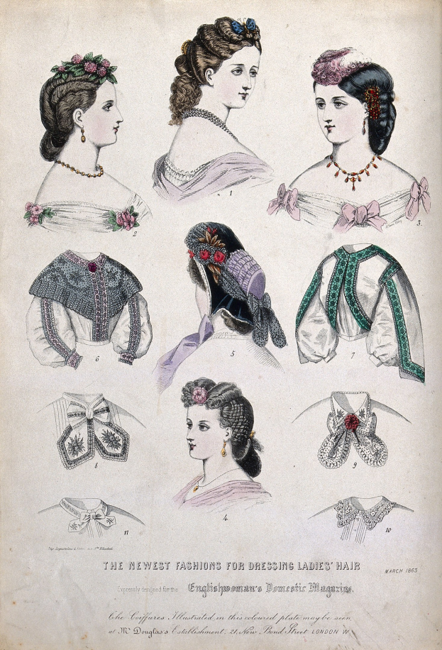 Illustration einer Modeplatte aus dem 19. Jahrhundert mit der Überschrift "Die neuesten Moden für das Frisieren von Damenhaaren", die Frauen in verschiedenen Kleidern und Frisuren zeigt, mit leuchtenden bis gedämpften Kleiderfarben und Frisuren von lang und wellig bis kurz und lockig.