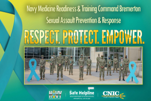 Ein Plakat mit einer Gruppe uniformierter Personen vor einem Gebäude, das sexuelle Belästigung und Antworten auf solche Vorfälle durch die Navy Medicine Readiness & Training Command Bremerton anpreist.
