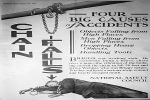 Ein schwarzes und weißes Plakat mit einer Person, die auf einem Pfahl liegt und Ketten trägt, mit der Überschrift "Vier große Unfallursachen".