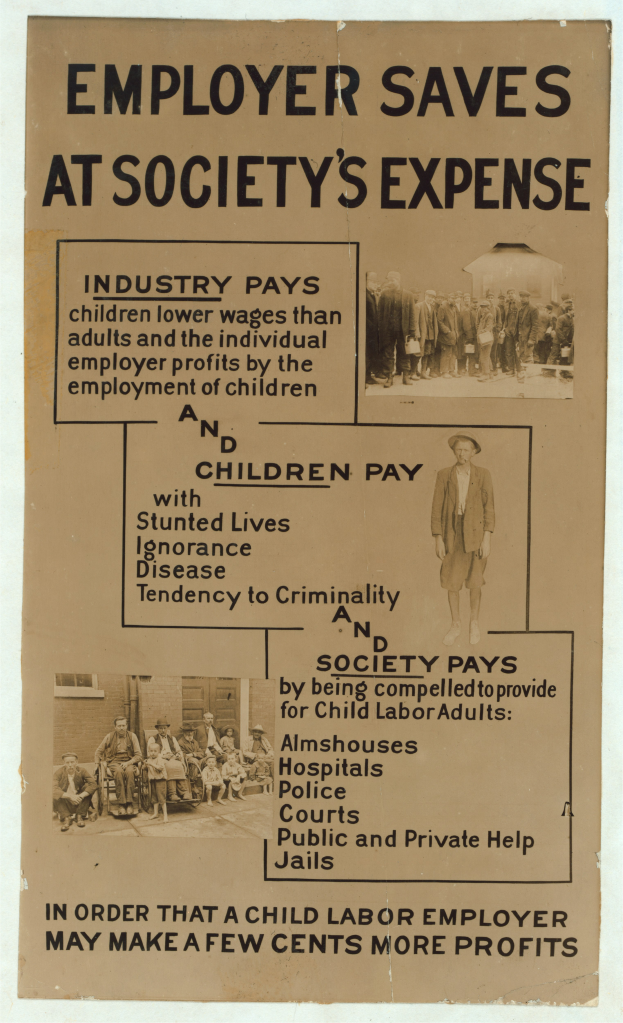 Ein leuchtend gelbes Plakat mit einem weißen Rand, das eine strahlende Gruppe von verschiedenen Menschen und die fette Schrift 'Arbeitgeber spart auf Kosten der Gesellschaft' zeigt.