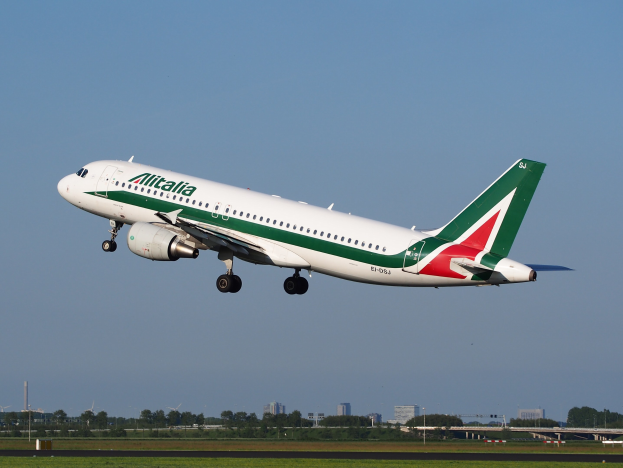 Alitalia Airbus A320-232 ERJ-EJZ Flugzeug beim Abheben vom Frankfurt Airport, mit grünem Gras, B├Ąumen, Geb├Ąuden und einem klaren blauen Himmel im Hintergrund.