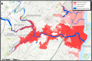 Eine Karte von New York City in Rot und Blau, die geplante Überschwemmungsgebiete zeigt, mit Text zu den betroffenen Gewässertypen, Bevölkerungsauswirkungen und Projektzeitplan.