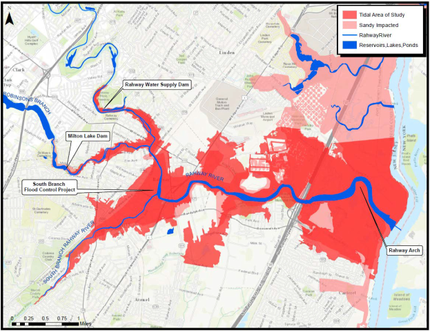 Eine Karte von New York City in Rot und Blau, die geplante Überschwemmungsgebiete zeigt, mit Text zu den betroffenen Gewässertypen, Bevölkerungsauswirkungen und Projektzeitplan.