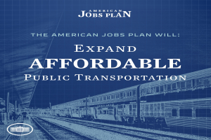 Plakat mit einem Zug auf Schienen mit mehreren Menschen in der Nähe, das "The American Jobs Plan Will Expand Affordable Public Transportation" bewirbt.
