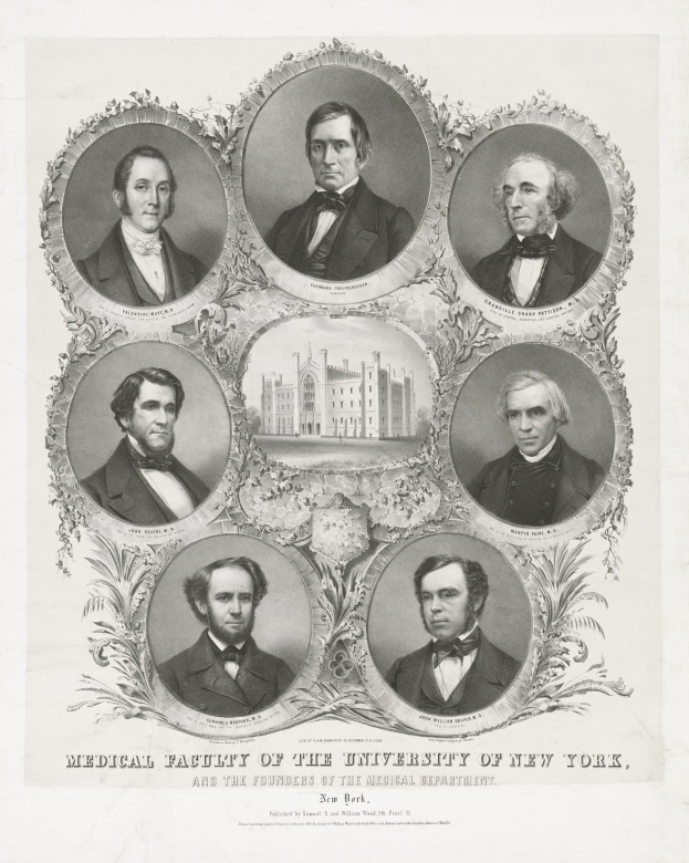 Schwarz-weiß-Foto von formell gekleideten Männern, die vor einem Gebäude posieren, mit Text unten, der "Medizinische Fakultät der Universität New York und die Gründer des medizinischen Fachbereichs" lautet.