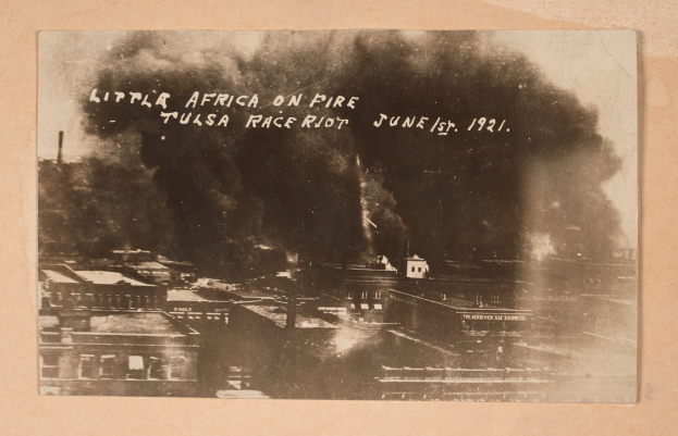 Schwarz-weißes Stadtbild mit aufsteigendem Rauch, zentrierter Text und belebten Gebäuden unten.