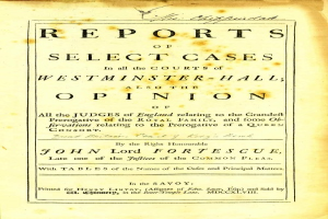 Ein altes Buch mit dem Titel "Berichte aus den Gerichten von Westminster-Hall sowie die Meinung von John Lord Fortescue" liegt aufgeschlagen da und zeigt eine Seite mit schwarzem Text.