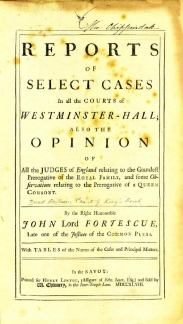 Ein altes Buch mit dem Titel "Berichte aus den Gerichten von Westminster-Hall sowie die Meinung von John Lord Fortescue" liegt aufgeschlagen da und zeigt eine Seite mit schwarzem Text.