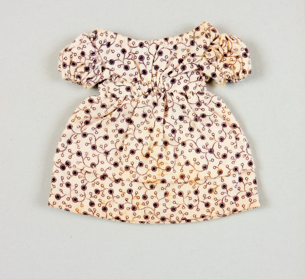 Weißes knielanges Sommerkleid mit rundem Ausschnitt, kurzen Ärmeln und vollem Rock, das ein kunstvolles mehrfarbiges Muster aufweist, auf einer weißen Oberfläche präsentiert.