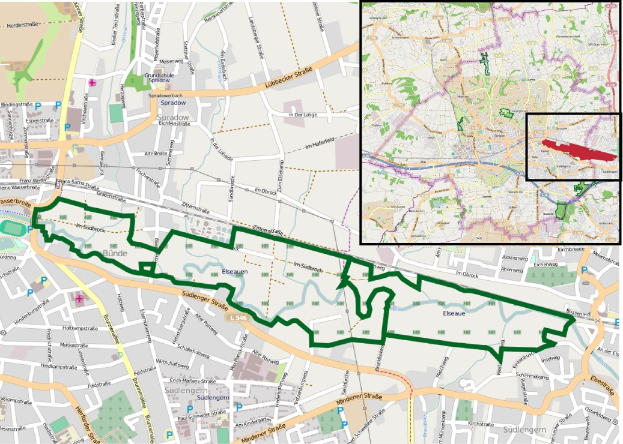 Karte einer Stadt mit einer grünen Linie, die die Route einer Fahrradtour zeigt, unterteilt in zwei Abschnitte: Der obere Abschnitt zeigt Straßen und Sehenswürdigkeiten, der untere Abschnitt listet Details der Tour einschließlich Start-/Endpunkten, Dauer und Sehenswürdigkeiten.