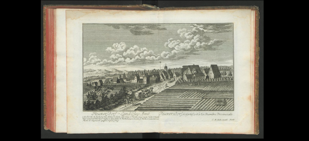 Offenes Buch mit dem Titel "Landschaft des Rhein-Westerwalds" (1805) mit einer zentralen Dorfillustration umgeben von Häusern, Bäumen, Höhen und Wolken.