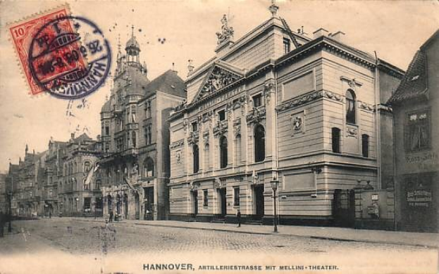 Schwarz-weiß-Postkarte einer Stadtstraße in Hannover, Deutschland, mit Gebäuden, Straßenlaternen, Lampen, Passanten und Himmel sowie Text und Stempel unten.