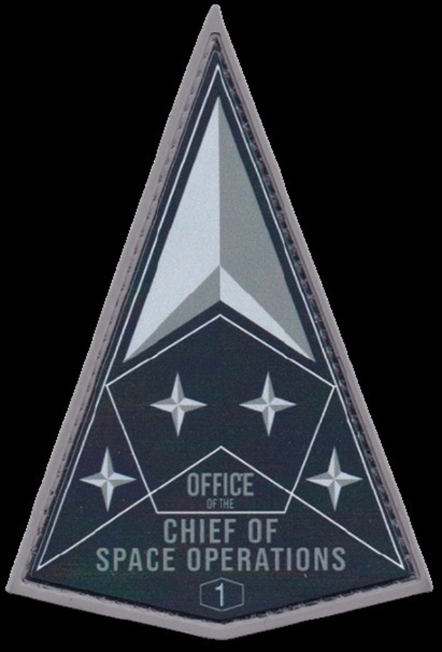 Rechtwinkliges schwarzes Abzeichen mit weißer, fetter, zentrierter Schrift, die "Office of the Chief of Space Operations" liest.
