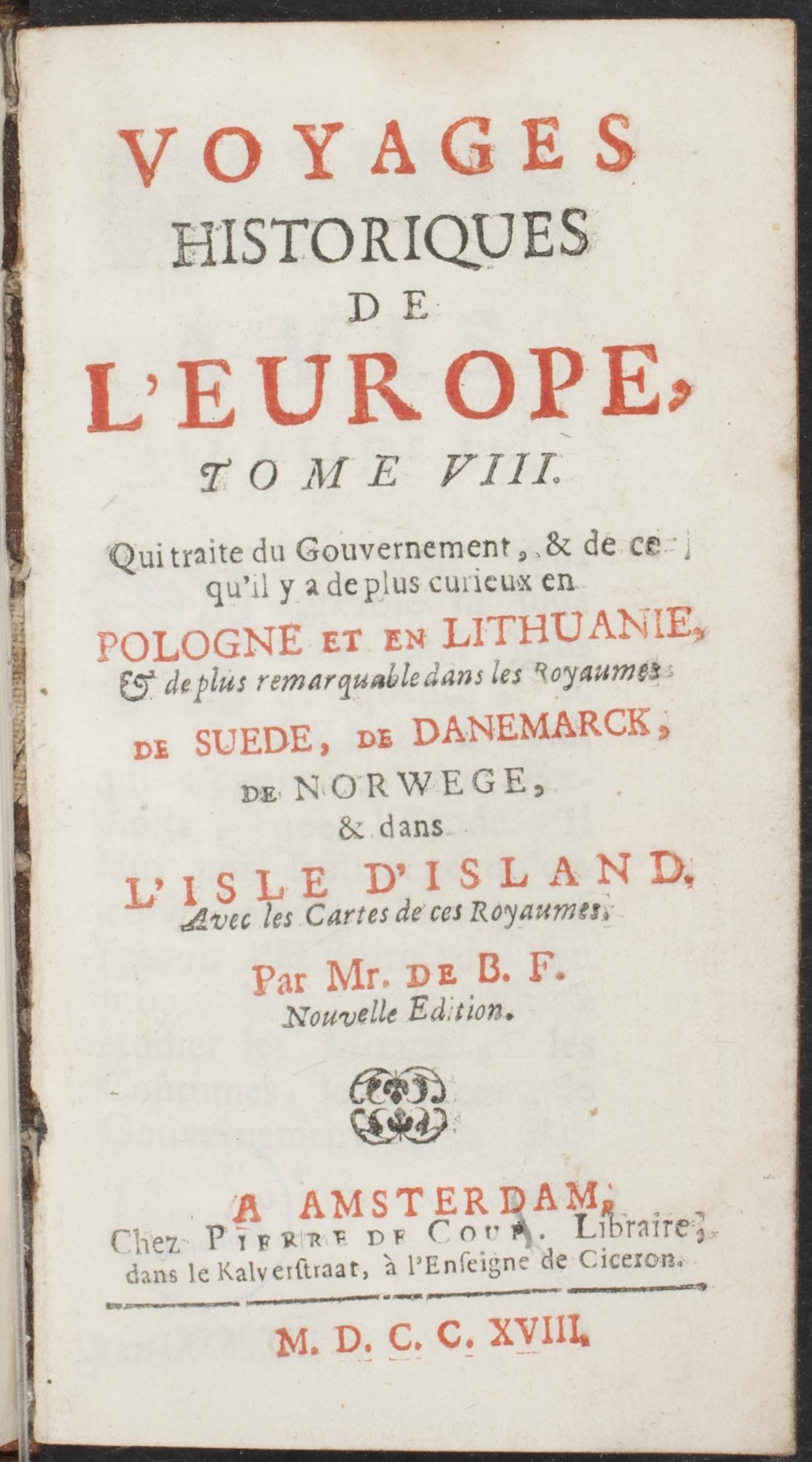 Ein offenes altes Buch mit dem Titel "Voyages Historiques de l'Europe, Tome VIII" mit einem dekorativen Rand um den Text auf der sichtbaren Seite.