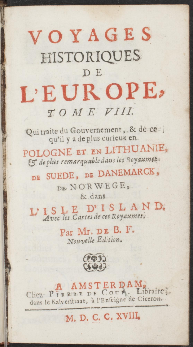 Ein offenes altes Buch mit dem Titel "Voyages Historiques de l'Europe, Tome VIII" mit einem dekorativen Rand um den Text auf der sichtbaren Seite.