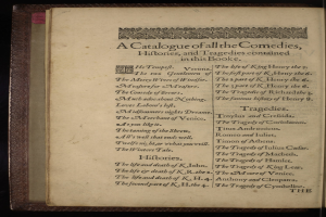 Offenes Buchkatalogverzeichnis mit Komödien, Historiendramen und Tragödien vor dunklem Hintergrund.