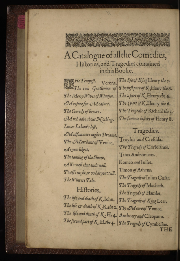 Offenes Buchkatalogverzeichnis mit Komödien, Historiendramen und Tragödien vor dunklem Hintergrund.