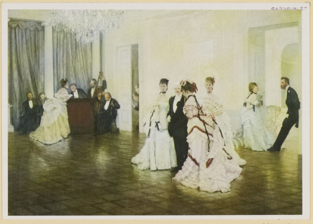 Altes Schwarz-Weiß-Foto einer gemischten Geschlechter-Tanzszene mit sitzenden und stehenden Teilnehmern, einem Tisch davor, Vorhängen und einer Deckenleuchte, mit Text unten.