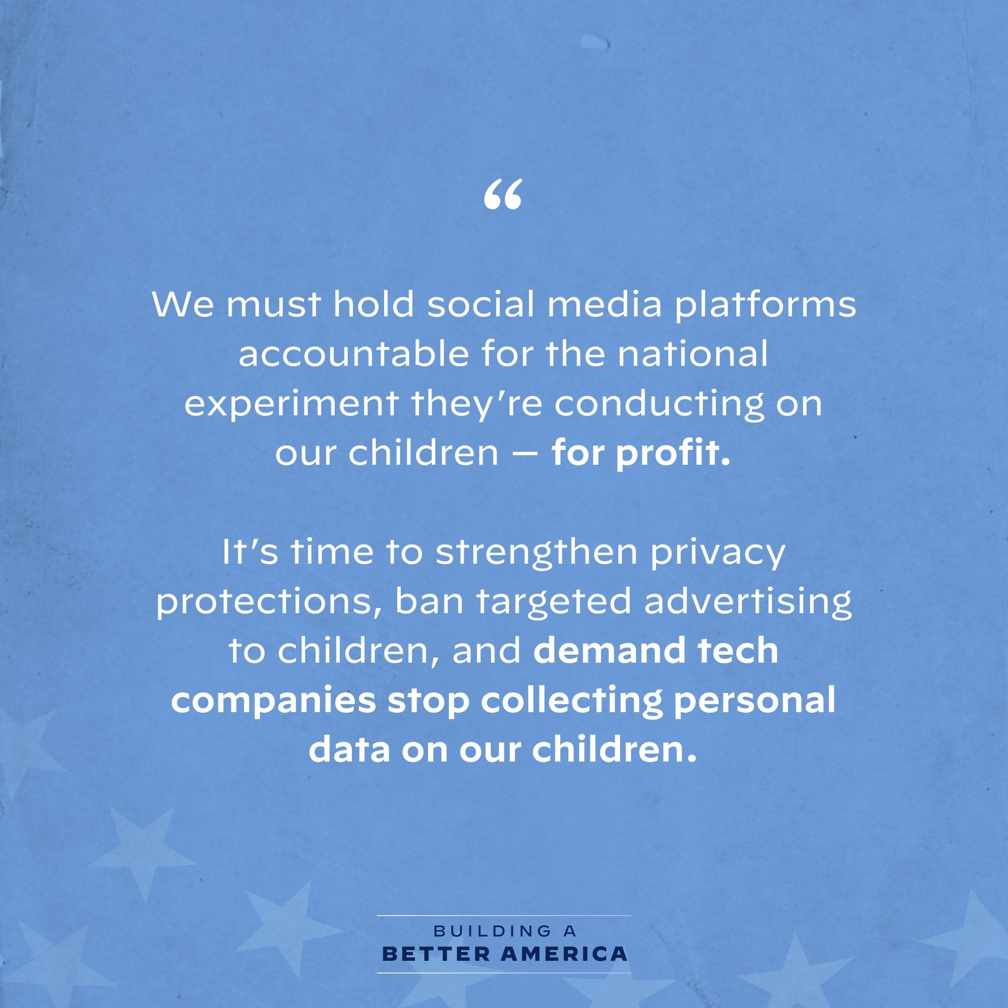 Ein Plakat mit einem Zitat aus 'Building a Better America', das besagt, 'Wir müssen soziale Medien-Plattformen für das nationale Experiment zur Rechenschaft ziehen, das sie an unseren Kindern durchführen - zum Profit.'', verziert mit Sternen.