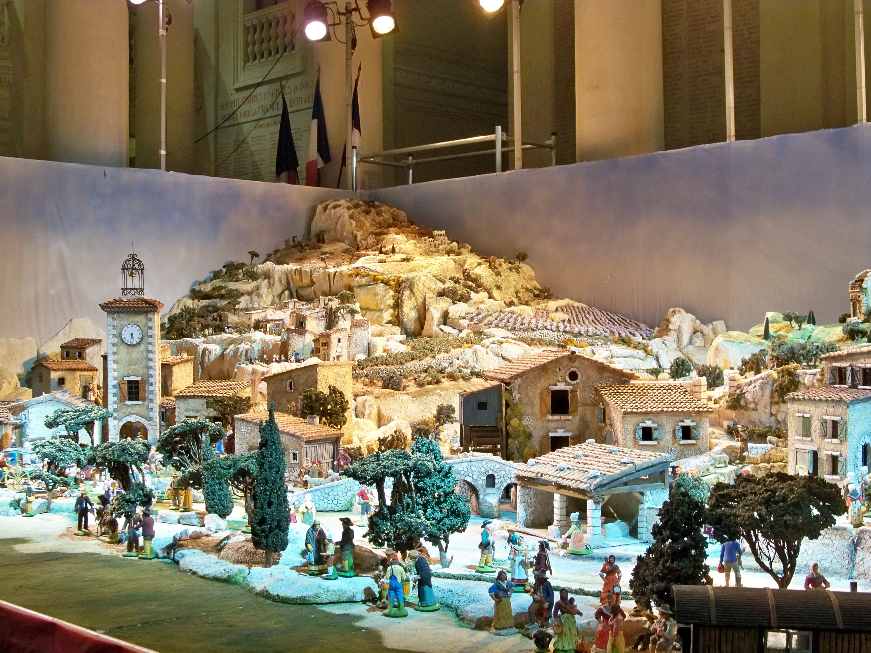 Ein detailliertes Krippenmodell im Museum, das Figuren, Strukturen und beleuchtete Elemente zu einer festlichen Darstellung vereint.