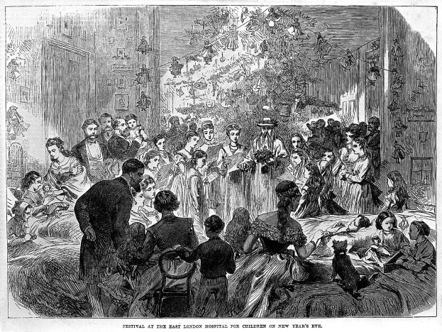 Schwarze und weiße Zeichnung eines vollen Raums mit stehenden und sitzenden Menschen, betitelt "Festival im Ostlondoner Kinderkrankenhaus an Silvester"