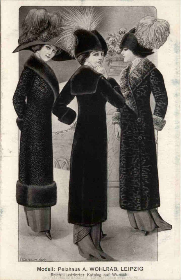 Drei Frauen in schwarzen Mänteln und Hüten stehen nebeneinander, mit einer Blumenvase im Hintergrund, auf einem Schwarz-Weiß-Bild mit der Aufschrift "Fashions of the 1920s".