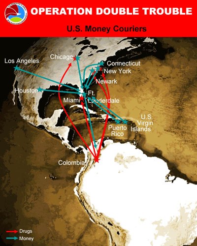 Plakat mit der Aufschrift "Operation Double Trouble: U.S. Money Couriers" mit einer Karte der USA, die in zwei Abschnitte unterteilt ist, von denen einer die Route der US-Geldboten und der andere die Standorte der Geldboten zeigt, mit fetter schwarzer Schrift auf einem weißen Rand.