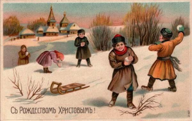 Gruppe von Kindern beim Spielen im Schnee mit einem Schlitten, umgeben von Pflanzen, Bäumen und Häusern, mit dem Text 'Russische Weihnachtskarte' unten.