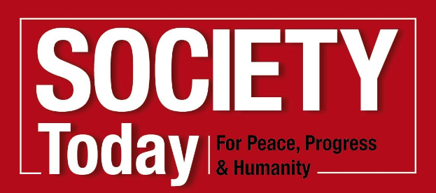Plakat mit fetter schwarzer Schrift "Gesellschaft heute für Frieden, Fortschritt & Humanität" auf weißem Hintergrund, umrahmt von einem gelben Rand, begleitet von einer bunten Illustration einer Person mit ausgebreiteten Armen.