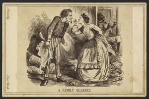 Ein Mann und eine Frau stehen in der Mitte des Bildes, wobei der Mann ein Objekt in der Hand hält, während eines Familienstreits.