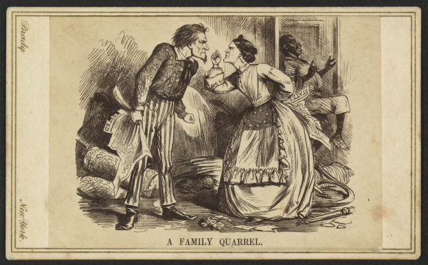 Ein Mann und eine Frau stehen in der Mitte des Bildes, wobei der Mann ein Objekt in der Hand hält, während eines Familienstreits.