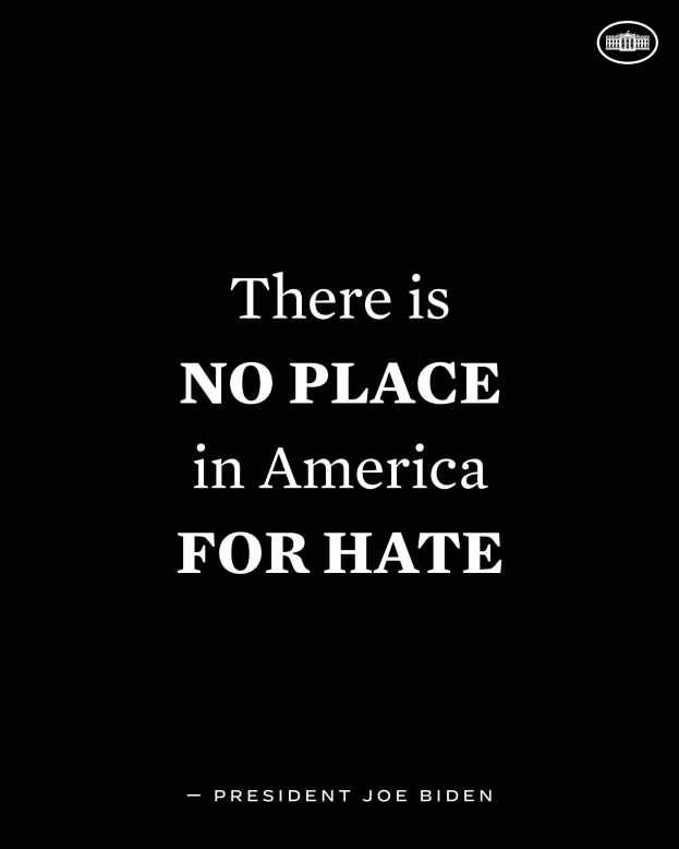 Ein schwarzer Hintergrund mit fettem weißem Text, der "Es gibt keinen Platz in Amerika für Hass" - ein Zitat von Präsident Joe Biden - liest.