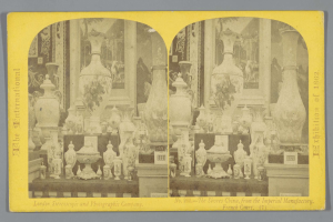 Schwarz-weißes Foto eines Zimmers, das dicht mit Vasen und Dekorationsgegenständen gefüllt ist, die in einer Collage angeordnet sind, mit Text unten.