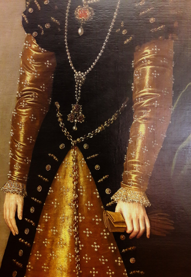Gemälde einer Frau in einem goldenen Kleid mit hohem Ausschnitt und langen Ärmeln, die eine Tasche hält, mit einem Dutt und ihrem Blick zur Seite gerichtet.