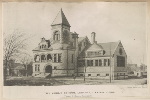 Schwarzes und weißes Foto eines öffentlichen Schulbibliothekgebäudes in Dayton, Ohio, mit Fenstern, Bäumen und Himmel im Hintergrund, das unten Text enthält.