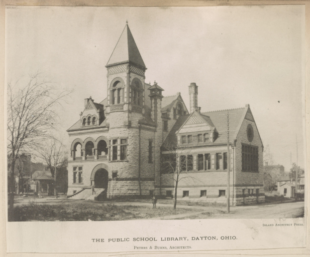 Schwarzes und weißes Foto eines öffentlichen Schulbibliothekgebäudes in Dayton, Ohio, mit Fenstern, Bäumen und Himmel im Hintergrund, das unten Text enthält.