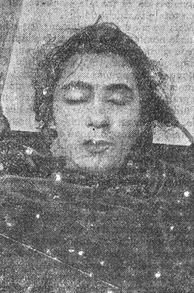 Schwarz-weiß-Foto einer Frau mit geschlossenen Augen, die als erste Frau bei einem Autounfall getötet wurde, mit Text unten: "Erste Frau bei Autounfall getötet"