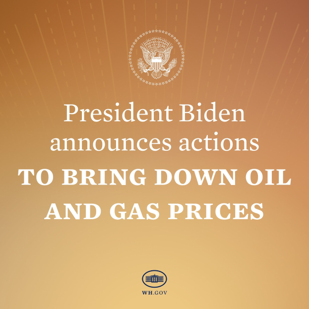 Präsident Biden an einem Rednerpult mit einem Plakat, auf dem ein Logo und ein Text zu sehen sind, bei der Ankündigung von Maßnahmen zur Reduzierung von Öl- und Gaspreisen.